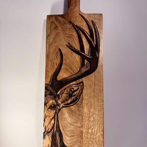 Großes Mangoholz Schneidebrett mit Hirschgravur - rustikales Deko- und Servierbrett, 60cm, Geschenk für Jäger und Naturfreunde immagine 3