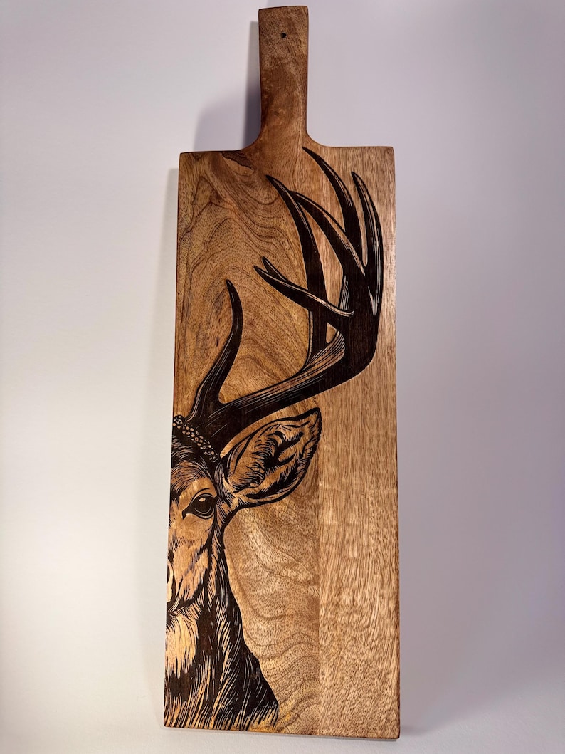 Großes Mangoholz Schneidebrett mit Hirschgravur - rustikales Deko- und Servierbrett, 60cm, Geschenk für Jäger und Naturfreunde immagine 3