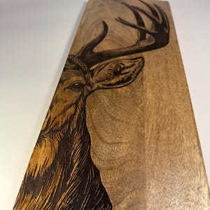 Großes Mangoholz Schneidebrett mit Hirschgravur - rustikales Deko- und Servierbrett, 60cm, Geschenk für Jäger und Naturfreunde immagine 6