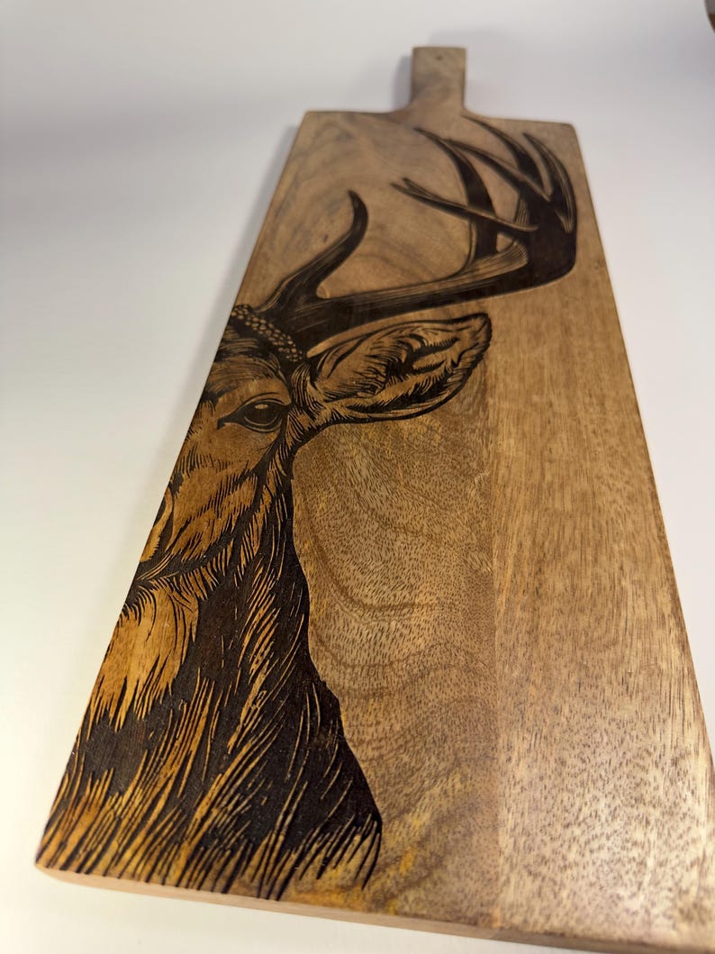 Großes Mangoholz Schneidebrett mit Hirschgravur - rustikales Deko- und Servierbrett, 60cm, Geschenk für Jäger und Naturfreunde immagine 6