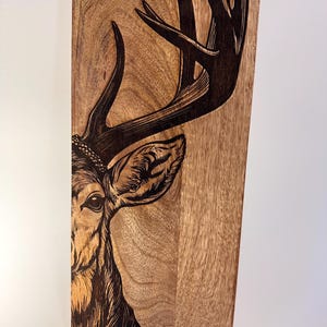 Großes Mangoholz Schneidebrett mit Hirschgravur - rustikales Deko- und Servierbrett, 60cm, Geschenk für Jäger und Naturfreunde immagine 4
