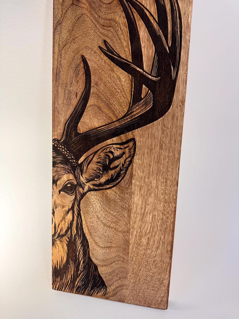 Großes Mangoholz Schneidebrett mit Hirschgravur - rustikales Deko- und Servierbrett, 60cm, Geschenk für Jäger und Naturfreunde immagine 4