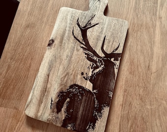 Rustic cutting board made of mango wood with deer engraving - serving board, decorative board, gift idea for hunters & nature lovers