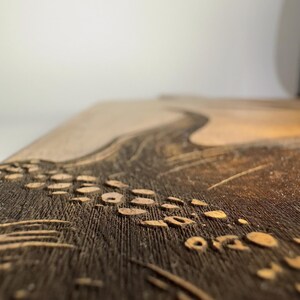 Großes Mangoholz Schneidebrett mit Hirschgravur - rustikales Deko- und Servierbrett, 60cm, Geschenk für Jäger und Naturfreunde immagine 9