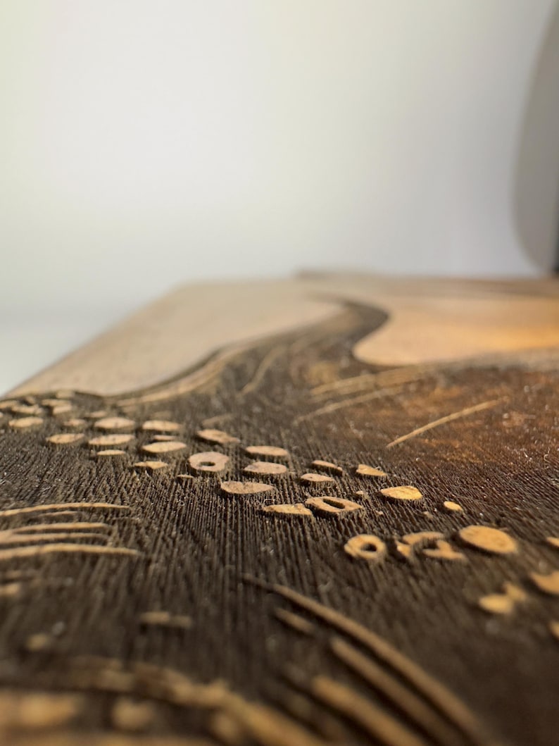 Großes Mangoholz Schneidebrett mit Hirschgravur - rustikales Deko- und Servierbrett, 60cm, Geschenk für Jäger und Naturfreunde immagine 9