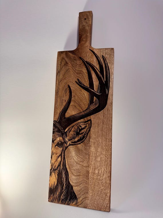 Großes Mangoholz Schneidebrett mit Hirschgravur - rustikales Deko- und Servierbrett, 60cm, Geschenk für Jäger und Naturfreunde