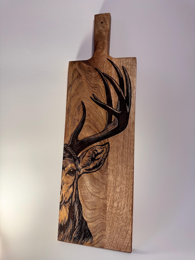 Großes Mangoholz Schneidebrett mit Hirschgravur - rustikales Deko- und Servierbrett, 60cm, Geschenk für Jäger und Naturfreunde immagine 1