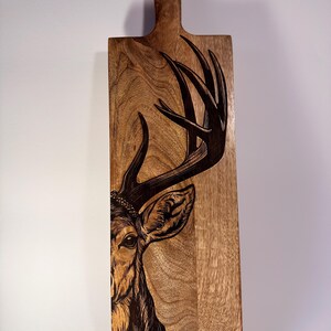 Großes Mangoholz Schneidebrett mit Hirschgravur - rustikales Deko- und Servierbrett, 60cm, Geschenk für Jäger und Naturfreunde immagine 8