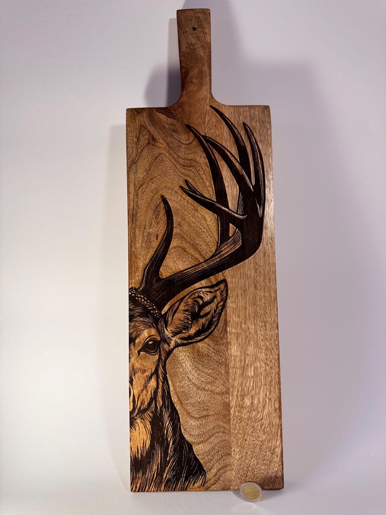 Großes Mangoholz Schneidebrett mit Hirschgravur - rustikales Deko- und Servierbrett, 60cm, Geschenk für Jäger und Naturfreunde immagine 8