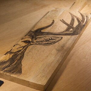 Großes Mangoholz Schneidebrett mit Hirschgravur - rustikales Deko- und Servierbrett, 60cm, Geschenk für Jäger und Naturfreunde immagine 2