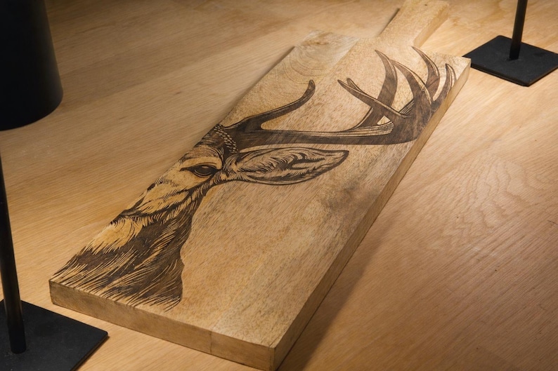 Großes Mangoholz Schneidebrett mit Hirschgravur - rustikales Deko- und Servierbrett, 60cm, Geschenk für Jäger und Naturfreunde immagine 2