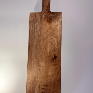 Großes Mangoholz Schneidebrett mit Hirschgravur - rustikales Deko- und Servierbrett, 60cm, Geschenk für Jäger und Naturfreunde immagine 11
