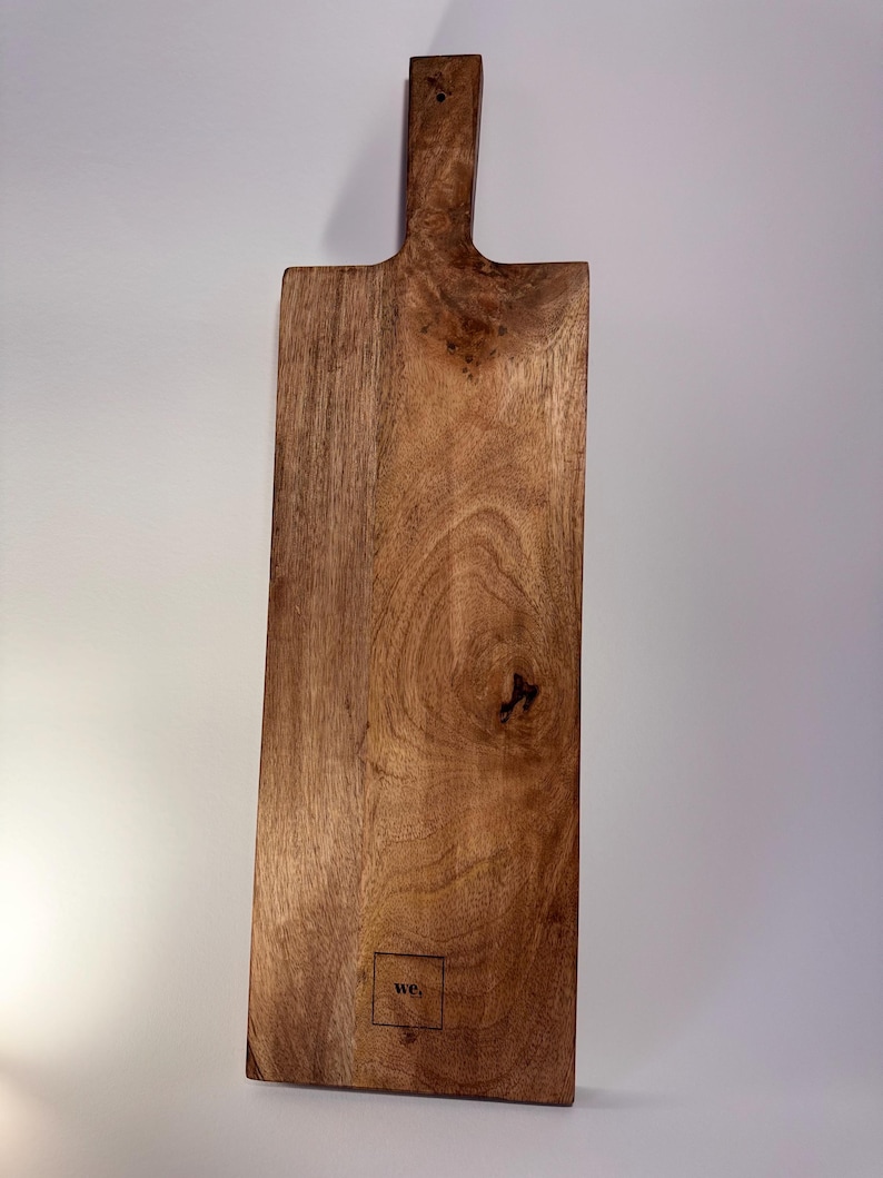 Großes Mangoholz Schneidebrett mit Hirschgravur - rustikales Deko- und Servierbrett, 60cm, Geschenk für Jäger und Naturfreunde immagine 11