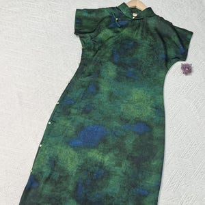 Blau Grünes Cheongsam Kleid: Modernes Qipao, Florales Knopf Detail