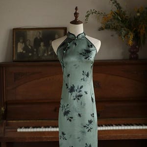 緑/赤のノースリーブ チャイナドレス、ホルターネック チャイナドレス、花柄ノースリーブ チャイナドレス、中国風モダン ブライズメイドドレス