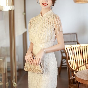 Qi Pao largo de encaje blanco roto con chal de perlas: vestido ajustado para bodas y compromisos.