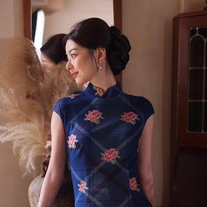 ローズ柄の青いチャイナドレス、上海スタイルの夏のチャイナドレス、普段着のチャイナドレス、結婚式のゲストのヴィンテージドレス、卒業式の伸縮性のある生地