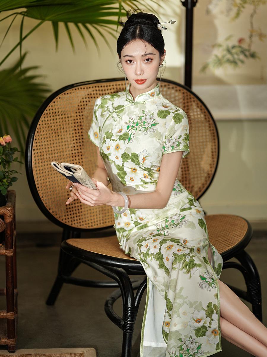 【ひろ】チャイナドレス 茶服 シルク綿混 マルベリーシルクのチャイナドレス：グリーンの花柄チャイナドレス