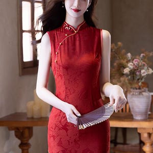 Vinröd ärmlös Cheongsam: Modern Qipao-klänning