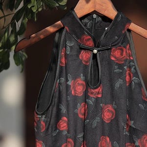 黒地にバラ柄のノースリーブチャイナドレス 夏用チャイナドレス パーティー用ミディドレス ハロウィンドレス