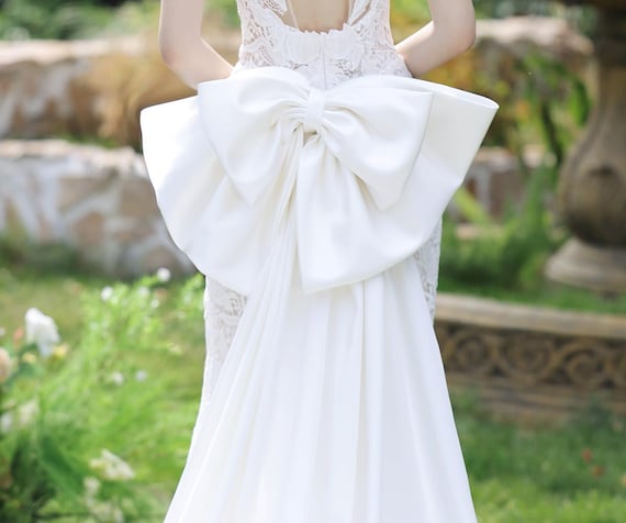 White Lace Mermaid Wedding Dress: Halterneck Qipao, Bow Back