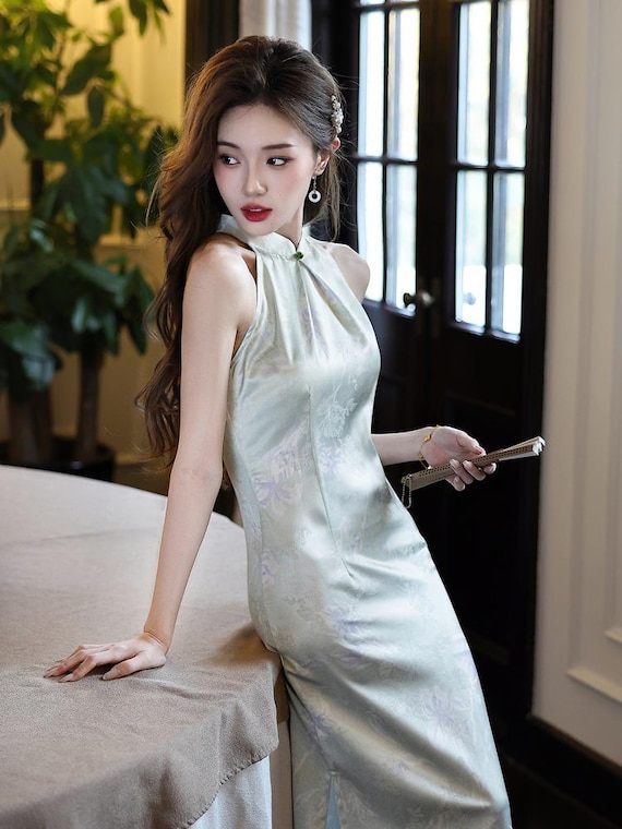 Floral Sleeveless Qipao Dress: Light Green Halter Neck Cheongsam