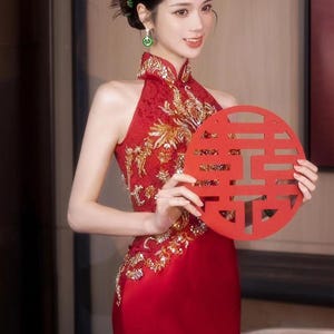 ワインレッドの伝統的な中国のウェディングドレス、ホルターネック、ノースリーブ、オフショルダーのチャイナドレス、モダンなチーパオロングティーセレモニー