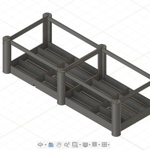 Può includere: Un portasapone grigio scuro renderizzato in 3D, con una base rettangolare e lati rialzati. Il design include supporti verticali e barre orizzontali, creando scomparti. Il testo "QTY 161" è visibile. Il design è geometrico e funzionale.