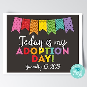Könnte beinhalten: Ein schwarz-weißes druckbares Schild mit bunten Wimpeln oben. Das Schild sagt "Today is my ADOPTION DAY! January 15, 2029".