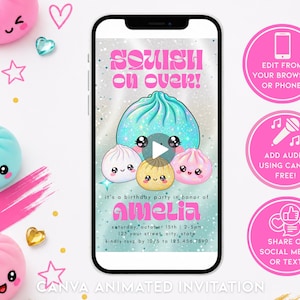 Könnte beinhalten: Ein Smartphone zeigt eine digitale Geburtstagseinladung mit dem Text SQUISH ON OVER! und AMELIA. Das Design zeigt vier niedliche, cartoonartige Dampfbrötchen-Figuren mit großen Augen auf glitzerndem Hintergrund, umgeben von physischen Spielzeugen.