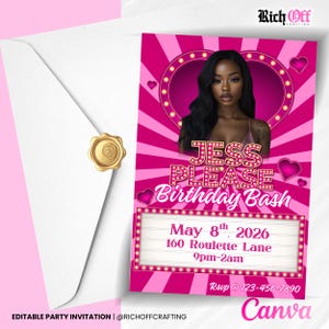 Könnte beinhalten: Eine rosa Geburtstagseinladung mit einem Foto einer Frau, dem Text "JESS PLEASE Birthday Bash" und Veranstaltungsdetails. Die Einladung enthält einen weißen Umschlag mit einem goldenen Siegel. Das Canva-Logo ist sichtbar.