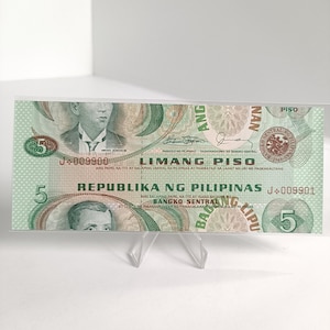 Könnte beinhalten: Ein philippinischer Fünf-Peso-Geldschein, überwiegend grün, mit Porträts und Text auf Filipino. Der Schein zeigt den Text "LIMANG PISO" und die Seriennummer J+009901. Das Design umfasst komplizierte Muster und das Wort "BANGKO SENTRAL".
