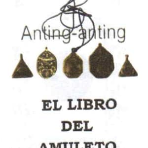 Könnte beinhalten: Fünf goldfarbene Amulette an einer schwarzen Schnur. Die Amulette haben die Form eines Dreiecks, eines Kreises, eines Sechsecks, eines Quadrats und eines Dreiecks. Der Text "EL LIBRO DEL AMULETO" ist unter den Amuletten gedruckt.