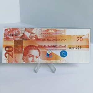 Op de afbeelding: Een biljet van twintig peso uit de Filipijnen. Het biljet toont een portret van Manuel L. Quezon, de eerste president van het Gemenebest van de Filipijnen, en de tekst "DALAWAMPUNG PISO", wat "Twintig pesos" betekent.