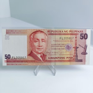 Puede incluir: Un billete de 50 pesos filipinos con el retrato de un hombre y una representación del edificio del Bangko Sentral ng Pilipinas. El texto "REPUBLIKA NG PILIPINAS" y "LIMAMPUNG PISO" está impreso en el billete.