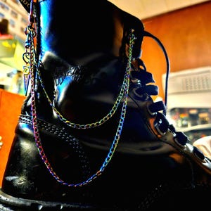 1/1 Cadena para botas estilo gótico arcoíris hecha a mano personalizada – Colgante de ataúd, astrología + dijes alienígenas