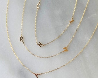 Collier initial rempli d'or 14 carats, initiales latérales sur une fine chaîne en or colliers initiales pour femme cadeau personnalisé bijoux The Silver Wren