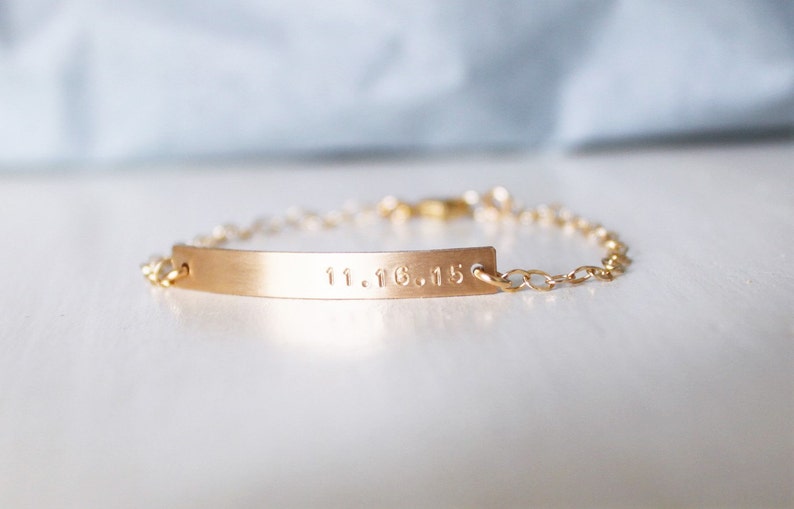 Zierliches Goldarmband, zierlicher Schmuck personalisiertes Armband, Gold minimalistisches Armband, Hand gestempeltes Goldarmband, angepasstes Armband Bild 4