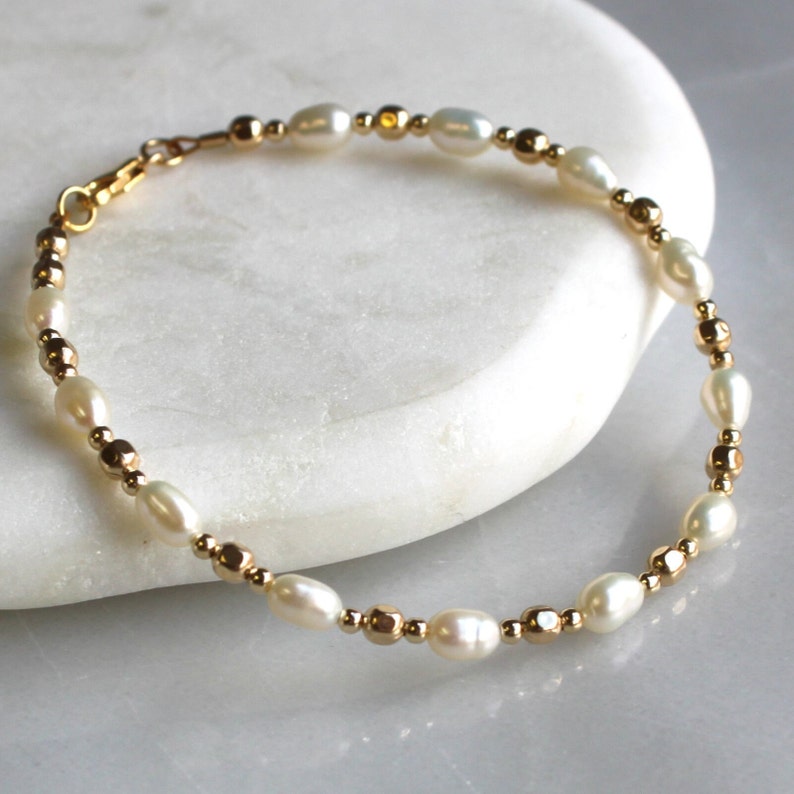 pearl and gold dainty bracelet