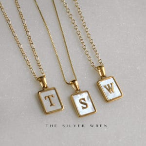 Initial Halskette, personalisierter Schmuck, Alltags-Halskette, Perlmutt Initial Halskette, Initial und Gold Filled Kette, The Silver Wren
