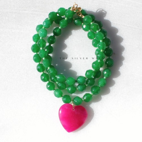 Collier fait main en perles de jade vert et pendentif coeur fuchsia