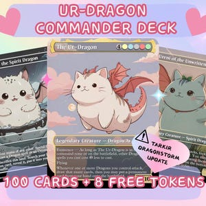 Puede incluir: Un mazo de Commander con tres cartas ilustradas con híbridos de gato y dragón. Las cartas están etiquetadas como "The Ur-Dragon", "Maelstrom of the Spirit Dragon" y "Ureni of the Unwritten". El mazo incluye 100 cartas y 8 fichas gratis. El texto "UR-DRAGON COMMANDER DECK" está en la parte superior.