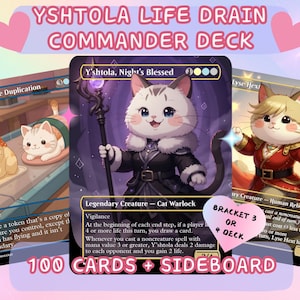 Può includere: Un mazzo Commander con illustrazioni a tema gatto. Le carte presentano immagini di gatti in vari ruoli, come un mago e un monaco ribelle. Il testo sulle carte include "Y'shtola, Night's Blessed" e "100 CARDS + SIDEBOARD."