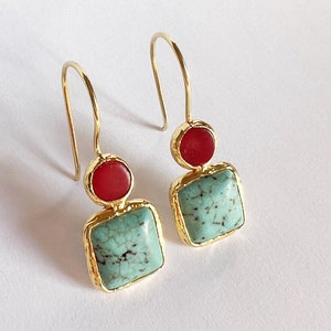 Boucles d'oreilles corail et turquoise en argent sterling recouvert d'or 18 carats, petites pierres précieuses naturelles délicates carrées de corail rouge turquoise image 1