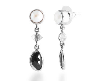 Boucles d’oreilles design pendantes en onyx, pierres d’onyx noires de forme libre et cristaux de quartz naturels avec réglages en argent sterling revêtu d’or