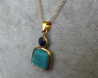 Collier à pendentif turquoise et lapis-lazuli, avec montures en argent sterling recouvertes d'or vermeil