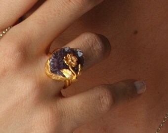 Anillo único de amatista cruda con una flor