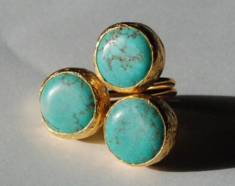 Grand anneau turquoise, avec trois pierres, anneau de déclaration, vermeil d’or au-dessus de l’argent sterling, grand anneau turquoise bleu, anneau chunky, anneau de boho