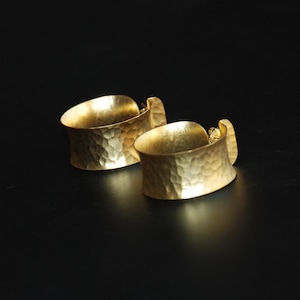 Boucle d'oreille en argent épais martelé enduit d'or, faite d'argent recouvert d'or 18 carats, boucle d'oreille en or martelé, gros cerceaux martelés à la main image 4