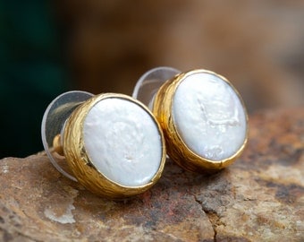 Boucles d’oreilles Pearl Stud en vermeil d’or avec grande pièce blanche irrégulière Perles, argent sterling, pierre de naissance de juin, cadeau de demoiselle d’honneur, boucles d’oreilles post